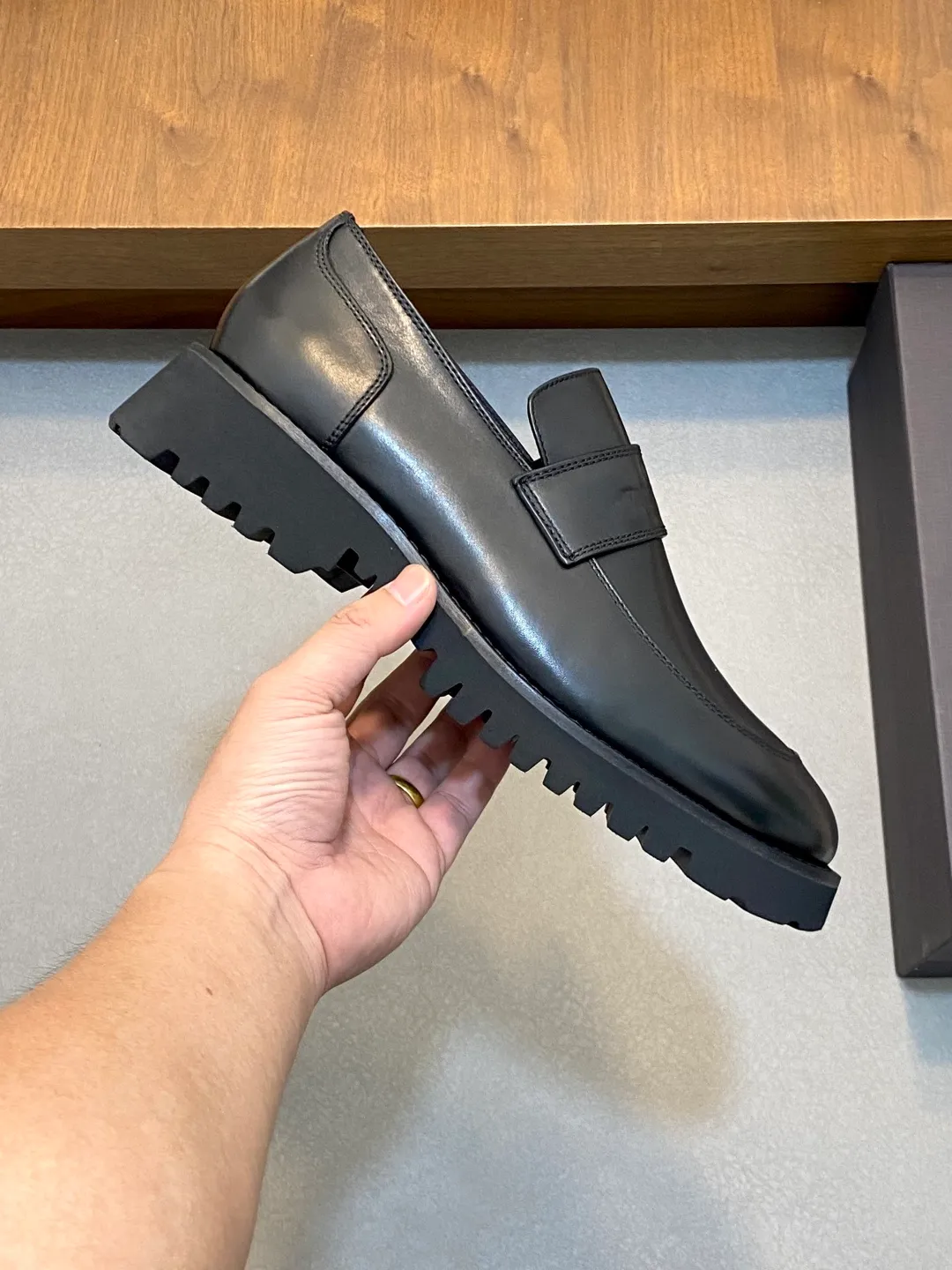 Men's shoes 💰740 VALENTINO Valentino's new men's fashionable casual leather shoes. These leather shoes are made of imported cowhide leather uppers, dyed calfskin lining and calfskin insoles. The upper foot is soft, comfortable and breathable. Comes with complete packaging in the original box! Visible details and quality. Size: 39-44 (customized at 38.45.46)
